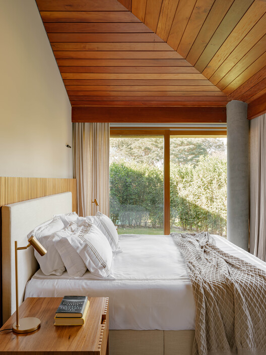 Country House in the Interior of São Paulo / DB Arquitetos - Interior Photography, Bedroom, Bed, Wood