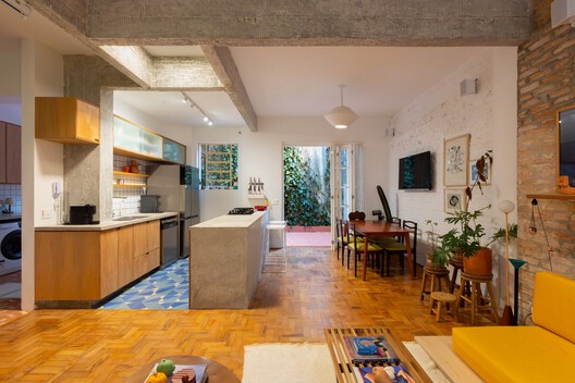 Tupy Apartment / Estúdio Artigas - Interior Photography, Kitchen, Wood, Chair, Countertop