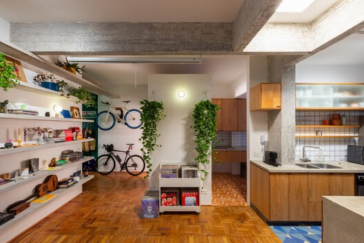 Tupy Apartment / Estúdio Artigas - Interior Photography, Kitchen, Wood, Shelving, Chair