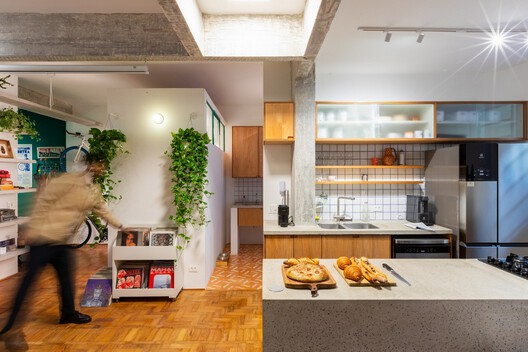 Tupy Apartment / Estúdio Artigas - Interior Photography, Kitchen, Wood, Shelving, Countertop, Chair