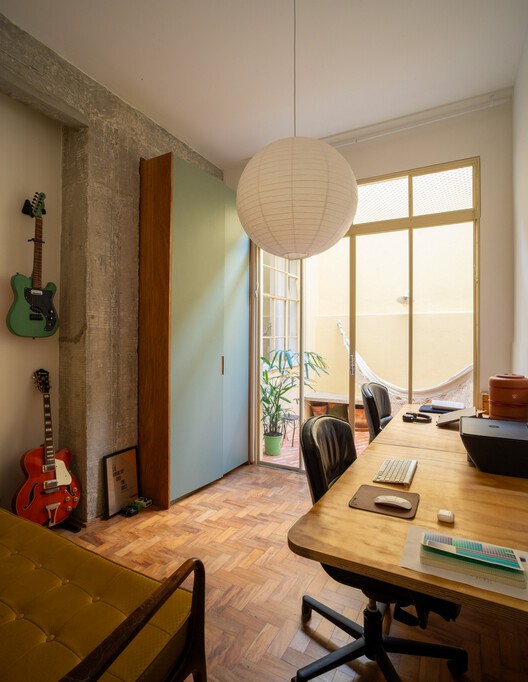 Tupy Apartment / Estúdio Artigas - Interior Photography, Wood, Chair, Lighting, Table