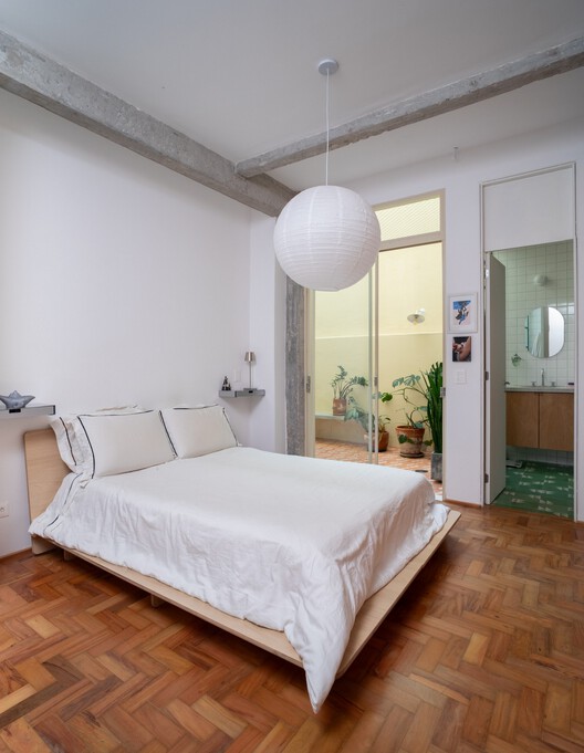Tupy Apartment / Estúdio Artigas - Interior Photography, Bedroom, Bed, Wood, Lighting