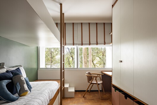 Apartamento Oriba / Lez Arquitetura - Fotografía interior, Dormitorio, Madera, Camas, Iluminación, Estanterías