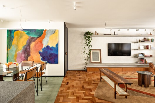 Apartamento Oriba / Lez Arquitetura - Fotografía interior, Madera, Mesas, Iluminación, Sillas