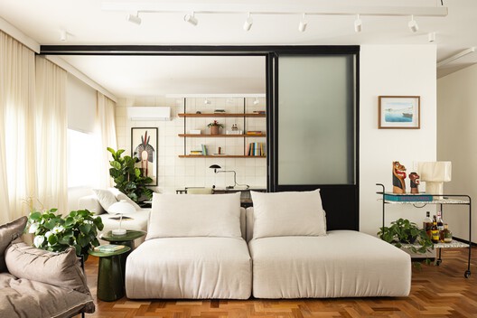 Apartamento Oriba / Lez Arquitetura - Fotografía interior, Dormitorio, Sillones, Iluminación, Mesas