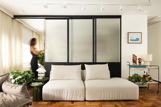 Apartamento Oriba / Lez Arquitetura - Fotografía interior, Dormitorio, Sillones, Iluminación, Camas