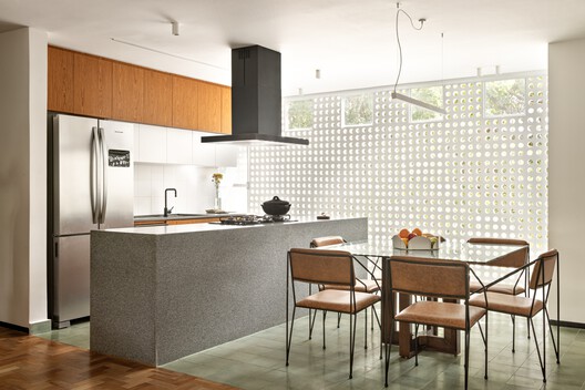 Apartamento Oriba / Lez Arquitetura - Fotografía interior, Cocina, Madera, Encimera, Sillas