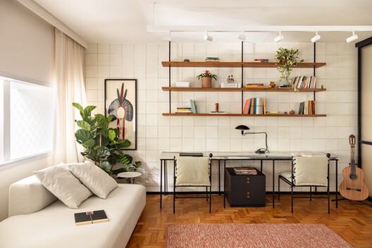 Apartamento Oriba / Lez Arquitetura - Fotografía interior, Sala de estar, Madera, Iluminación, Mesas, Estanterías, Sillas