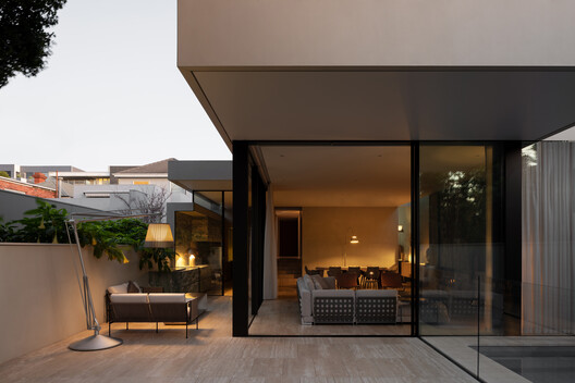 Concrete Curtain House  / FGR Architects - Interior Photography, Courtyard