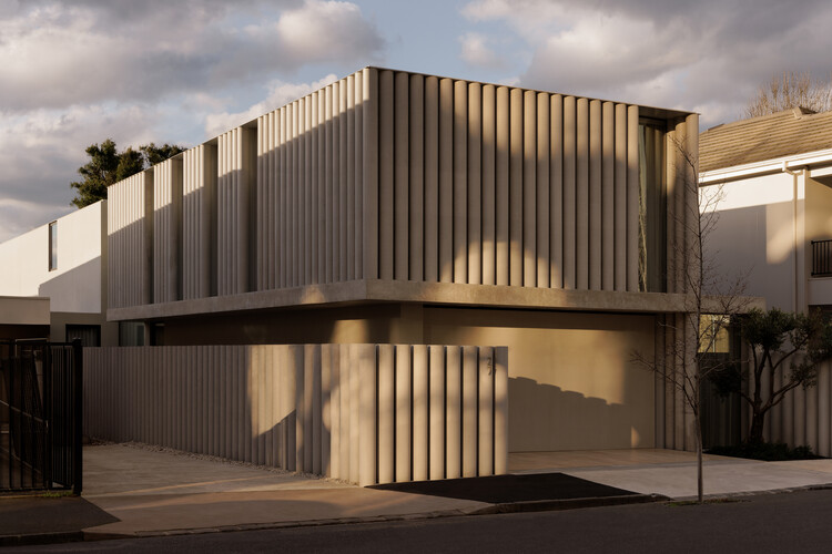 Concrete Curtain House  / FGR Architects - Image 2 of 34