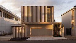 Concrete Curtain House  / FGR Architects