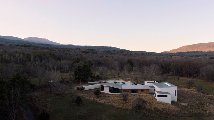 Artist Residence and Studio in NY / Horizontal Design - Image 2 of 25