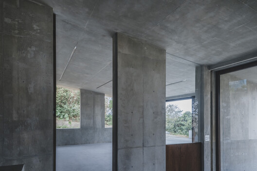 Overlap no Ma House / IGArchitects - Interior Photography, Concrete