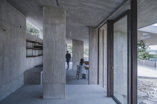 Overlap no Ma House / IGArchitects - Interior Photography, Column, Concrete