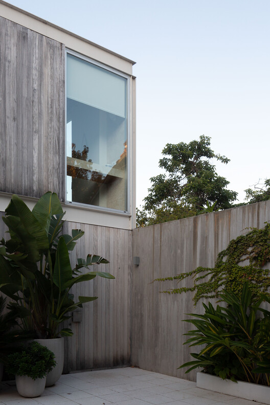 Quintana House / Clusellas Ades Quintana House / Clusellas Ades - Exterior Photography, Door, Concrete, Balcony
