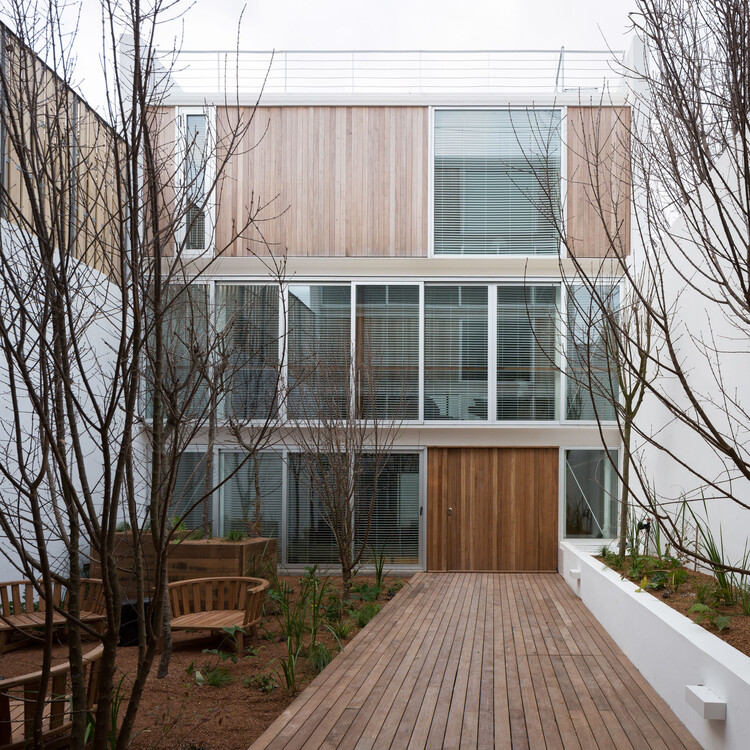 Oficina Mandarina / Clusellas Ades - Fotografía exterior, madera, cristal, balcón