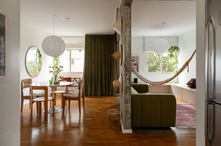 Apartamento Ric / Less Estúdio - Fotografia de Interiores, Interiores De Apartamentos, Iluminação, Mesa, Cadeira