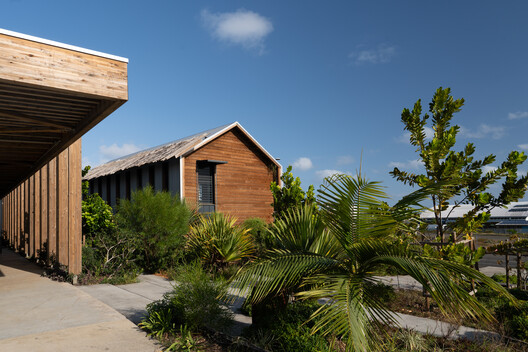 Health Sciences Faculty – University of La Réunion  / TT Architecture - Exterior Photography, Wood