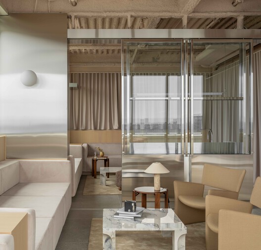 Kaye Residences / Grzywinski+Pons - Interior Photography, Living Room, Wood, Lighting, Chair, Glass, Bed