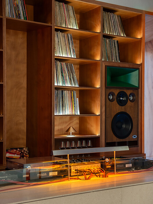 Frissón Cultural Space / On Form Studio - Interior Photography, Closet, Wood, Shelving