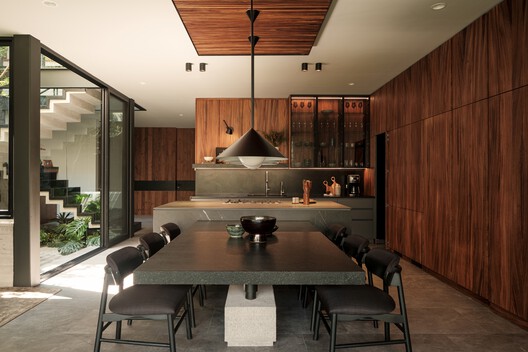 Casa Meyra / Di Frenna Arquitectos - Fotografia de Interiores, Sala de Jantar, Madeira, Mesa, Iluminação, Cadeira, Bancada