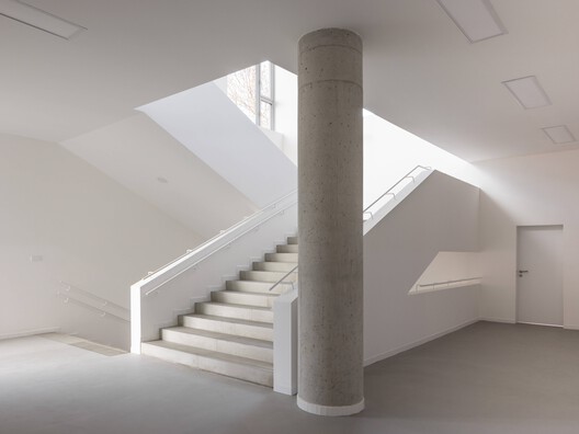 Extension of a Primary School - New School Pavilion and Multipurpose Hall / Bakyta architekti - Interior Photography, Stairs, Concrete, Column
