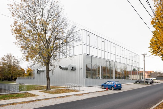 Extension of a Primary School - New School Pavilion and Multipurpose Hall / Bakyta architekti - Exterior Photography, Glass
