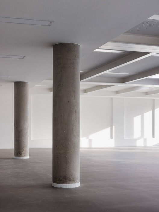 Extension of a Primary School - New School Pavilion and Multipurpose Hall / Bakyta architekti - Interior Photography, Column, Concrete