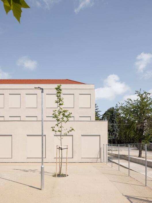Extension of a Primary School - New School Pavilion and Multipurpose Hall / Bakyta architekti - Exterior Photography, Concrete