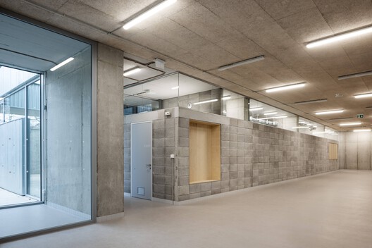 Extension of a Primary School - New School Pavilion and Multipurpose Hall / Bakyta architekti - Interior Photography, Concrete