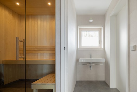 Cabin Above the Valley / System Recovery Architects - Interior Photography, Bathroom, Wood, Glass