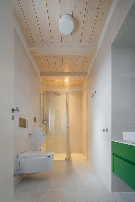 Cabin Above the Valley / System Recovery Architects - Interior Photography, Bathroom, Wood, Lighting, Sink