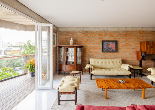 Residence in Sumaré / Trema Arquitetura + Gabriel Sepe - Interior Photography, Living Room, Wood, Sofa, Table, Chair