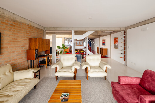 Residence in Sumaré / Trema Arquitetura + Gabriel Sepe - Interior Photography, Living Room, Wood, Sofa, Chair, Table
