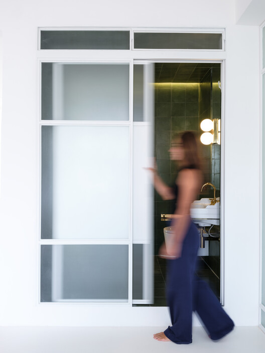 CB's Apartment / Julia Peres.Co Arquitetura CB's Apartment / Julia Peres.Co Arquitetura - Interior Photography, Glass, Door