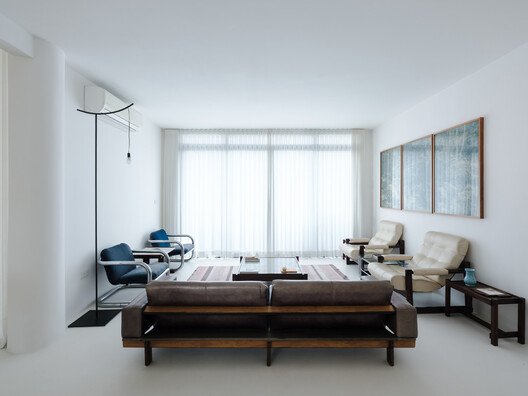 CB's Apartment / Julia Peres.Co Arquitetura CB's Apartment / Julia Peres.Co Arquitetura - Interior Photography, Living Room, Sofa, Wood, Table, Lighting, Chair