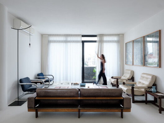 CB's Apartment / Julia Peres.Co Arquitetura CB's Apartment / Julia Peres.Co Arquitetura - Interior Photography, Living Room, Sofa, Lighting, Chair