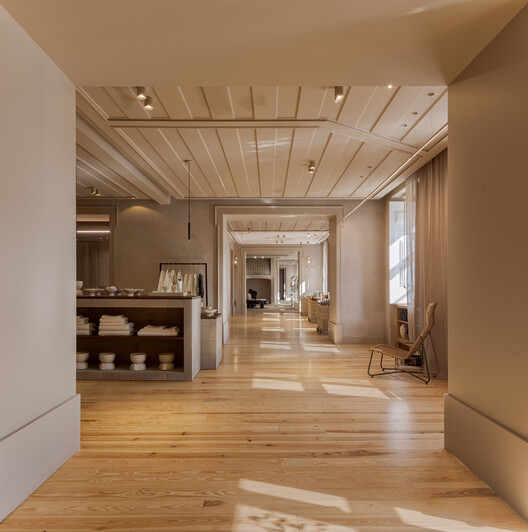 Zara Store at Rossio / Contacto Atlântico - Interior Photography, Wood, Lighting, Chair