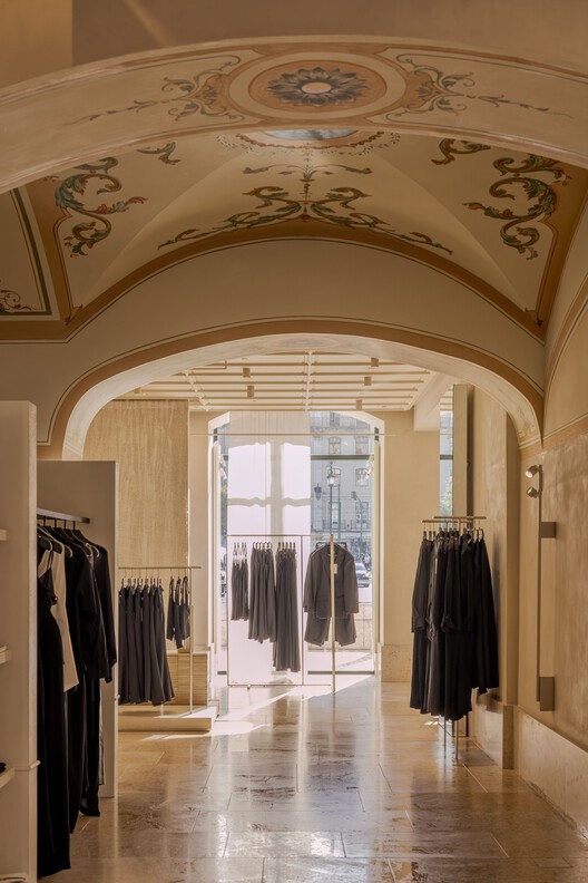 Zara Store at Rossio / Contacto Atlântico - Interior Photography, Closet, Arch, Door, Arcade