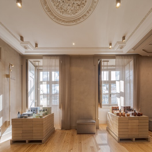 Zara Store at Rossio / Contacto Atlântico - Interior Photography, Wood