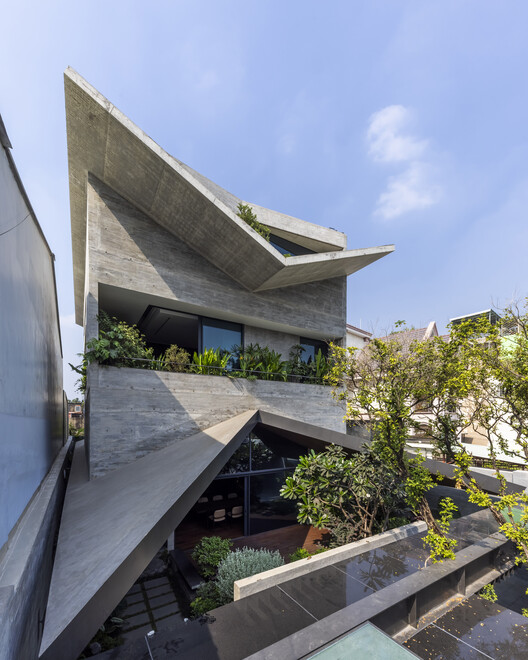 V House  / 23o5Studio - Image 8 of 34