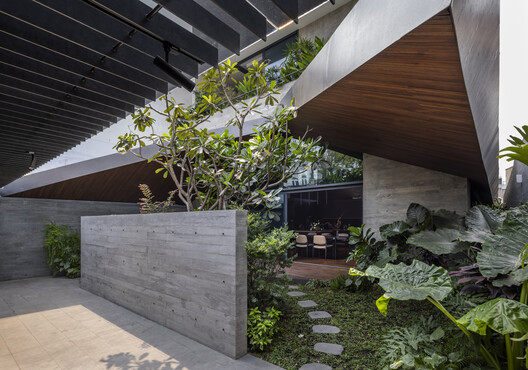 V House  / 23o5Studio - Image 11 of 34