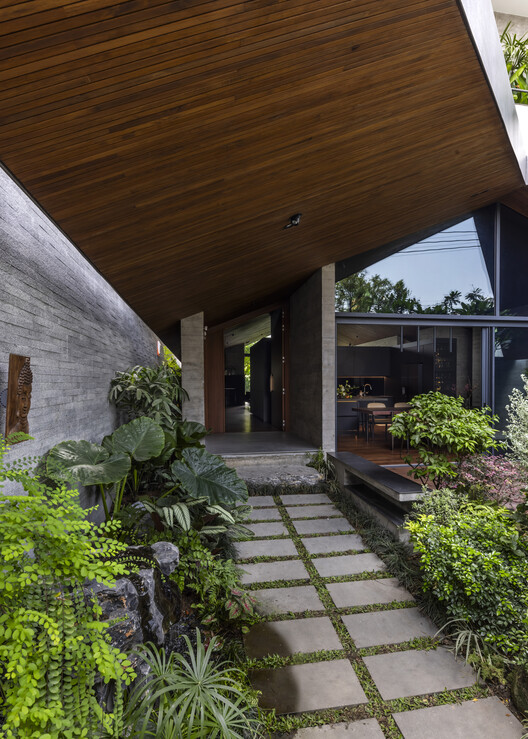 V House  / 23o5Studio - Image 10 of 34