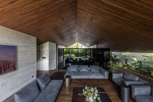 V House  / 23o5Studio - Image 13 of 34