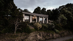 Wings Way House / MRTN Architects