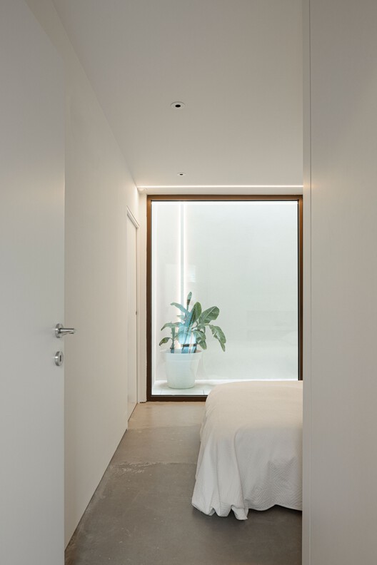 Beira Mar II House / Paulo Martins - Interior Photography, Bedroom, Wood, Glass