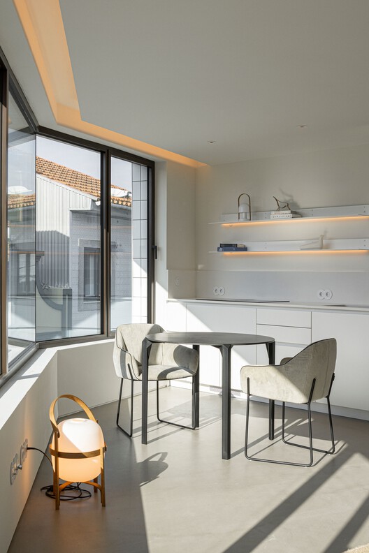 Beira Mar II House / Paulo Martins - Interior Photography, Kitchen, Wood, Table, Chair, Glass