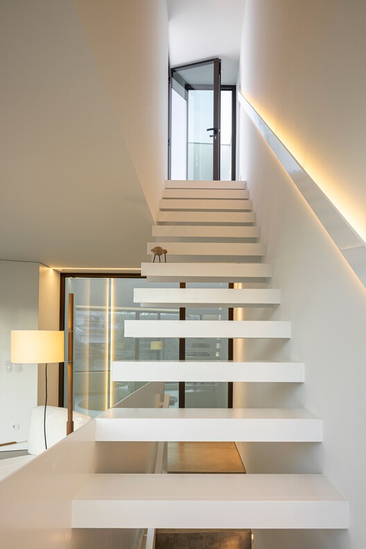 Beira Mar II House / Paulo Martins - Interior Photography, Stairs, Wood, Handrail