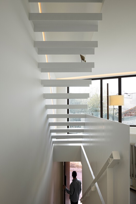 Beira Mar II House / Paulo Martins - Interior Photography, Stairs, Wood, Handrail, Beam