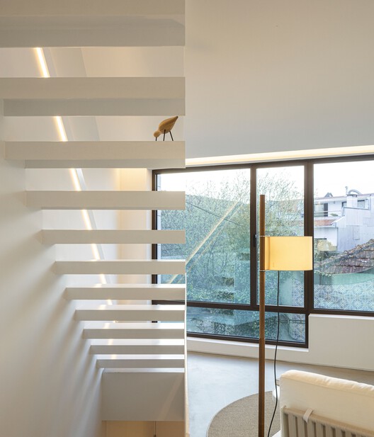 Beira Mar II House / Paulo Martins - Interior Photography, Stairs, Wood, Lighting, Handrail